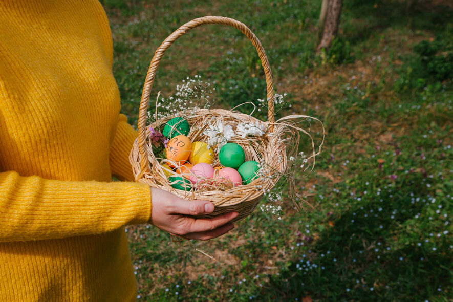 Kolorowe pisanki w koszyczku Wielkanocnym